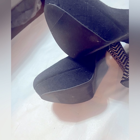 Shi by Journeys Black Textured Gently Used Heel - Picture 4 of 4